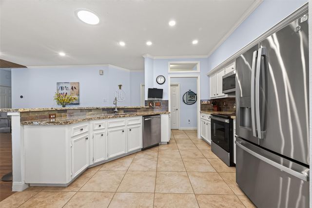 211 Lake Walden Cove, Montgomery, TX 77356