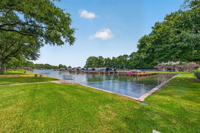 211 Lake Walden Cove, Montgomery, TX 77356