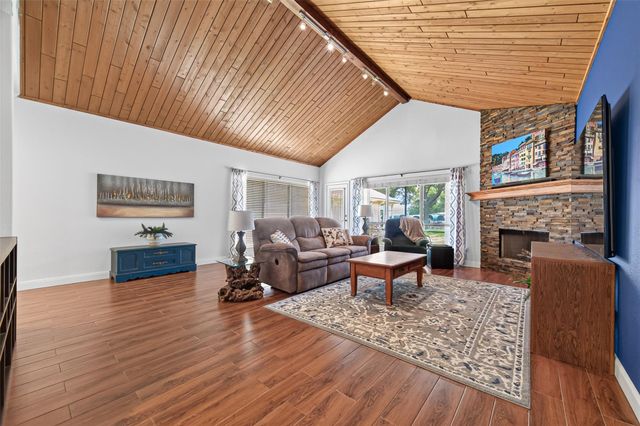 211 Lake Walden Cove, Montgomery, TX 77356