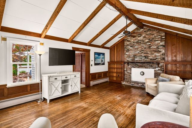 50 Pine St, Falmouth, MA 02556