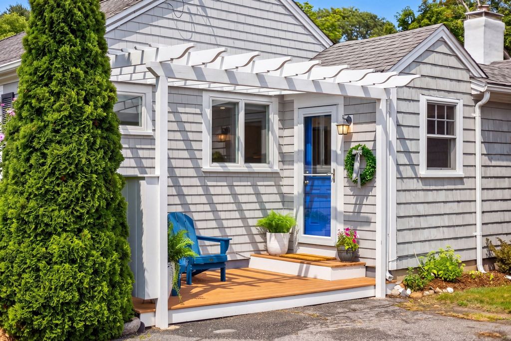 50 Pine St, Falmouth, MA 02556