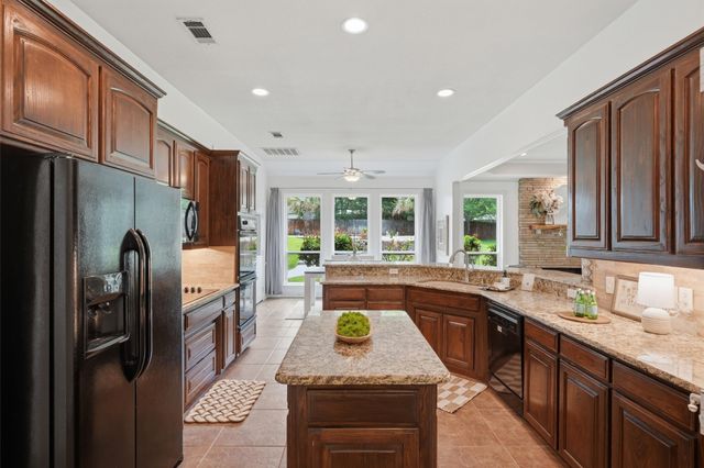 3236 Golden Oaks Circle, Granbury, TX 76049