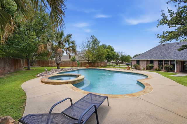 3236 Golden Oaks Circle, Granbury, TX 76049