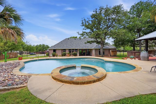 3236 Golden Oaks Circle, Granbury, TX 76049