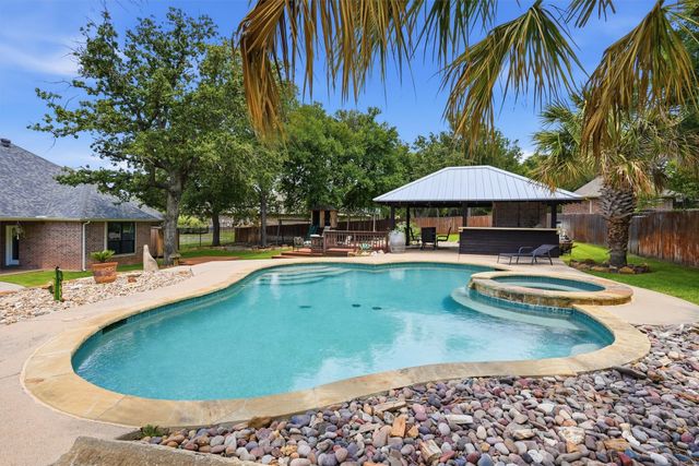 3236 Golden Oaks Circle, Granbury, TX 76049