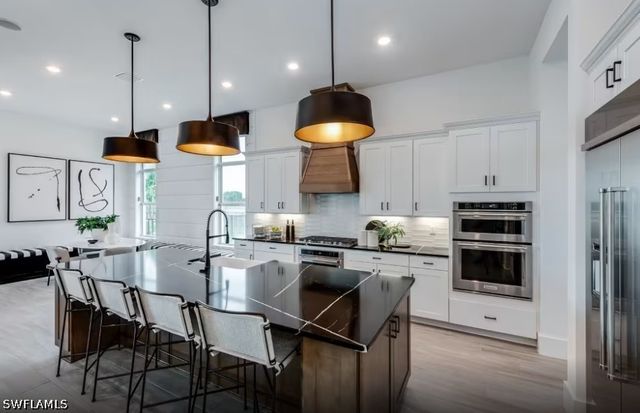 958 French Oak ST, Naples, FL 34120