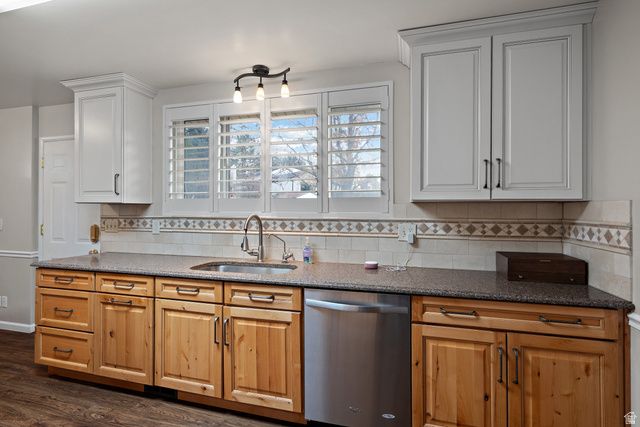 1610 E MOOR DALE LN, Holladay, UT 84117