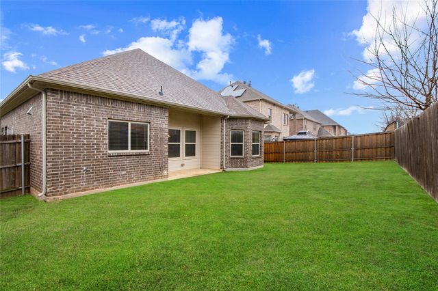 208 Burberry Drive, Grand Prairie, TX 75052