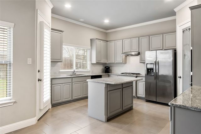 208 Burberry Drive, Grand Prairie, TX 75052