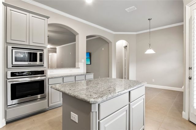 208 Burberry Drive, Grand Prairie, TX 75052