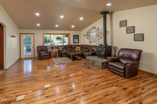 15533 Emerald Drive, La Pine, OR 97739