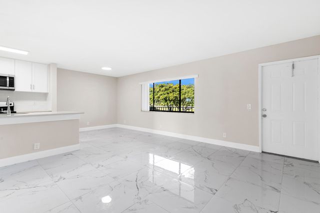 712 Meadows Circle, Boynton Beach, FL 33436