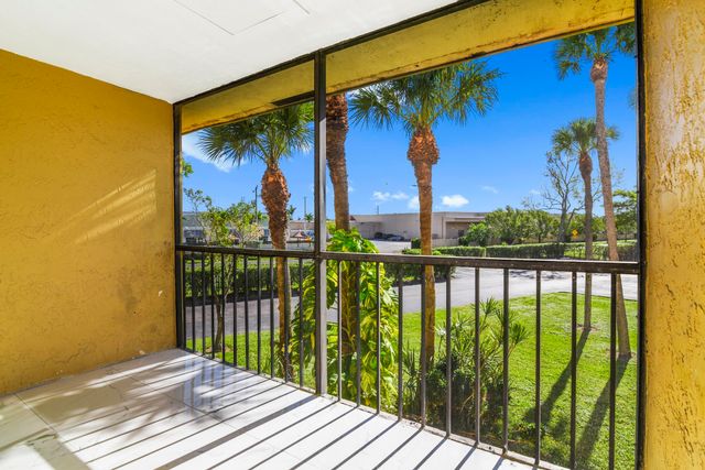 712 Meadows Circle, Boynton Beach, FL 33436