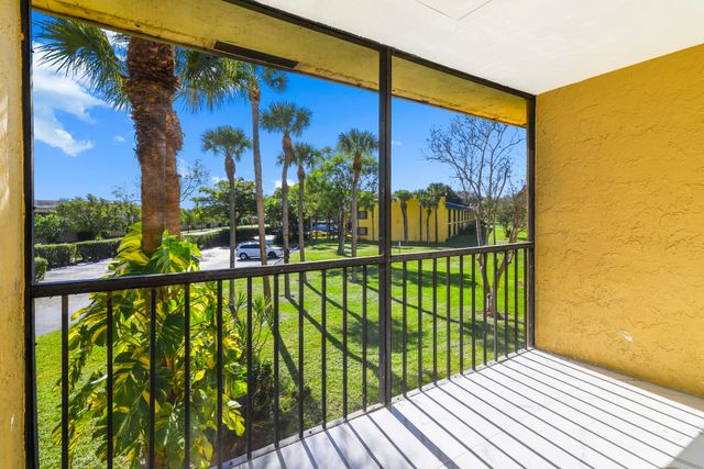 712 Meadows Circle, Boynton Beach, FL 33436
