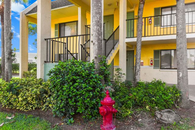 712 Meadows Circle, Boynton Beach, FL 33436