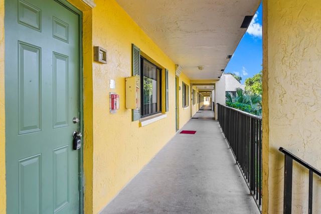 712 Meadows Circle, Boynton Beach, FL 33436