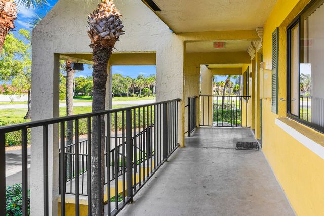 712 Meadows Circle, Boynton Beach, FL 33436