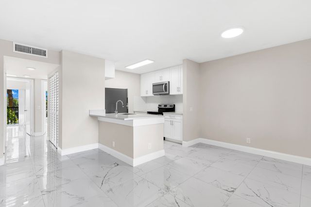 712 Meadows Circle, Boynton Beach, FL 33436
