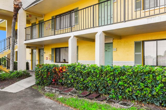 712 Meadows Circle, Boynton Beach, FL 33436