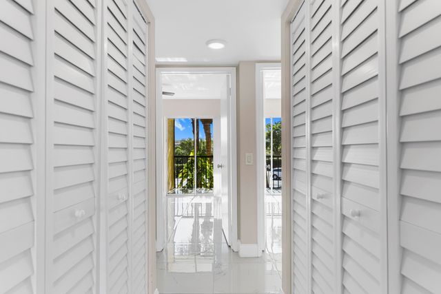 712 Meadows Circle, Boynton Beach, FL 33436