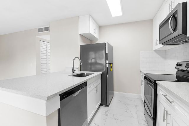 712 Meadows Circle, Boynton Beach, FL 33436