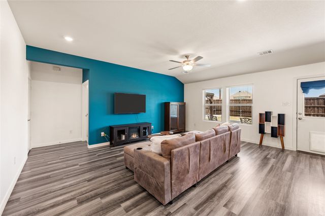 1713 Gold Mine Trail, Aubrey, TX 76227