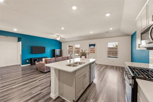 1713 Gold Mine Trail, Aubrey, TX 76227