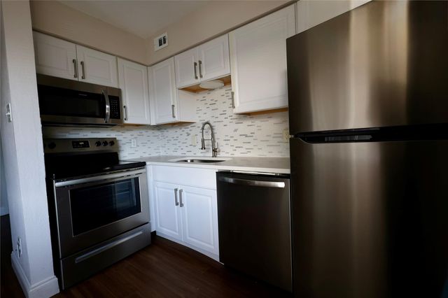 1840 Burton DR 120, Austin, TX 78741