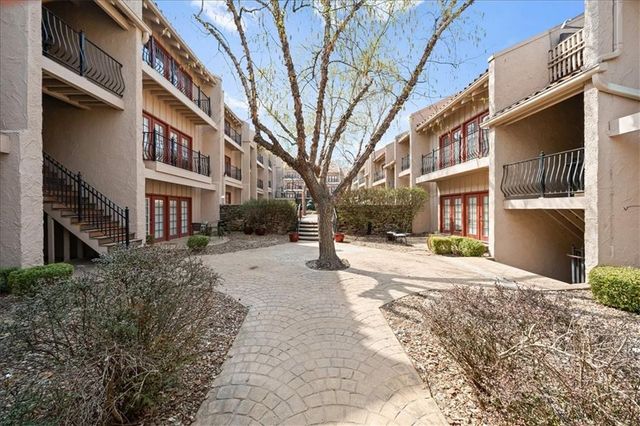 1111 W 46th Street 22, Kansas City, MO 64112