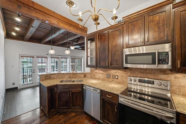 1111 W 46th Street 22, Kansas City, MO 64112