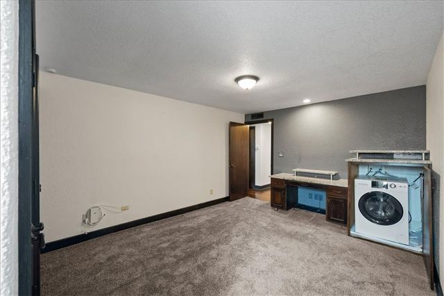 1111 W 46th Street 22, Kansas City, MO 64112