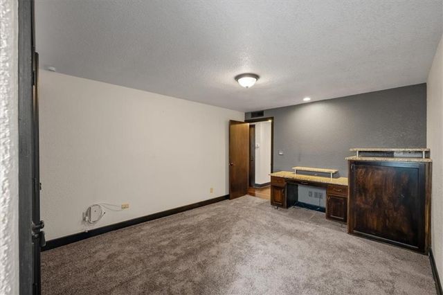 1111 W 46th Street 22, Kansas City, MO 64112