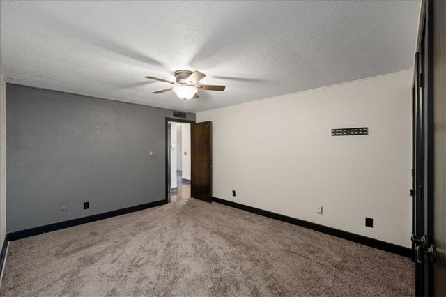 1111 W 46th Street 22, Kansas City, MO 64112