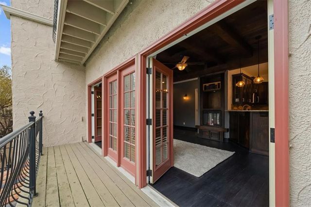 1111 W 46th Street 22, Kansas City, MO 64112