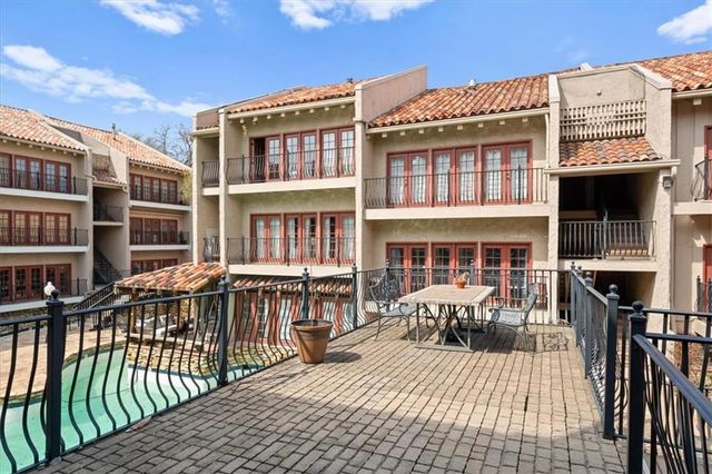 1111 W 46th Street 22, Kansas City, MO 64112