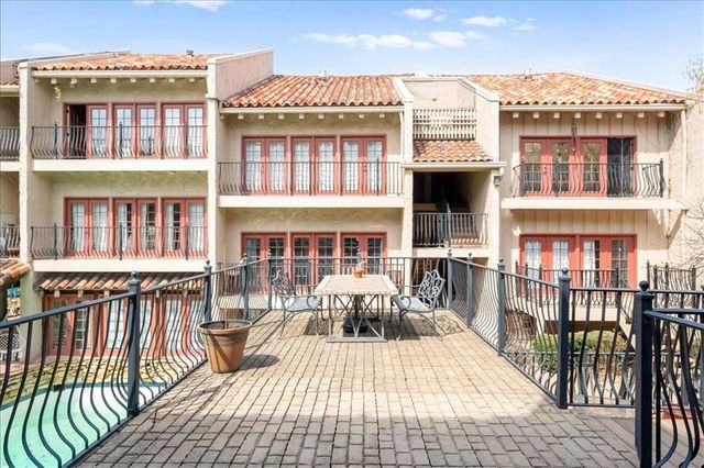 1111 W 46th Street 22, Kansas City, MO 64112