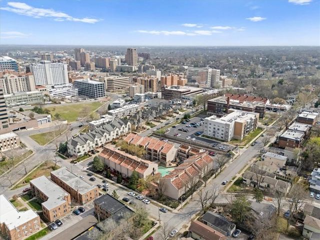 1111 W 46th Street 22, Kansas City, MO 64112