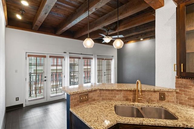 1111 W 46th Street 22, Kansas City, MO 64112