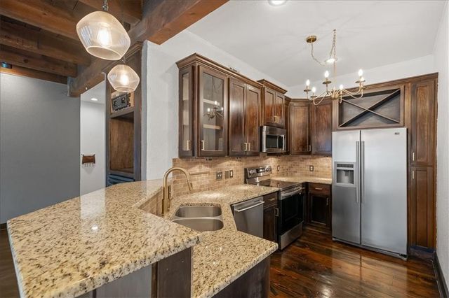 1111 W 46th Street 22, Kansas City, MO 64112