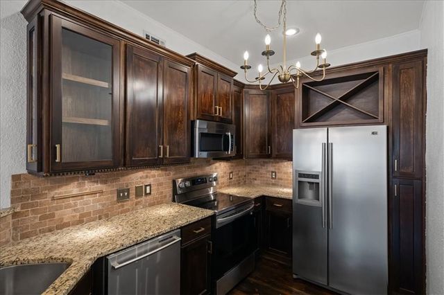 1111 W 46th Street 22, Kansas City, MO 64112