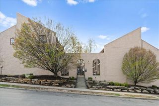 1111 W 46th Street 22, Kansas City, MO 64112