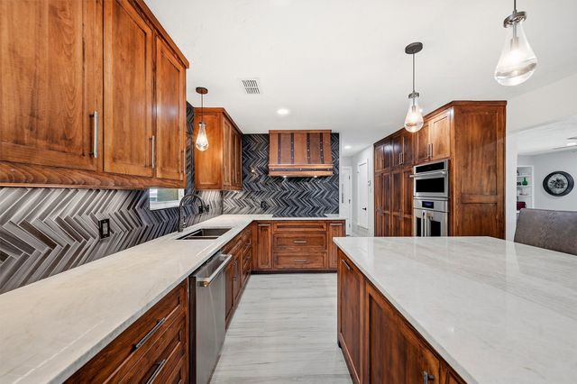 420 Kiowa Drive W, Gainesville, TX 76240