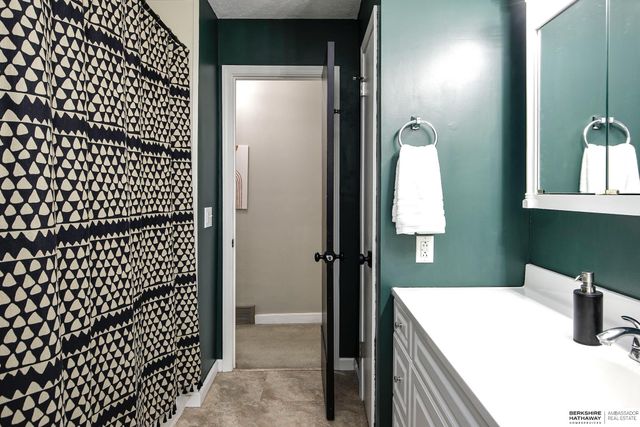 4724 S 150th Street, Omaha, NE 68137