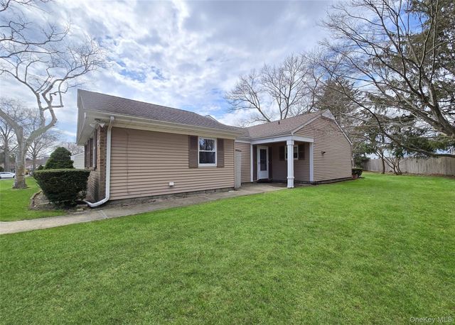 22 Freemont Lane, Coram, NY 11727