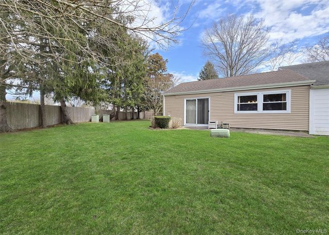 22 Freemont Lane, Coram, NY 11727