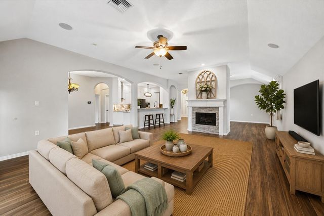 140 Greenridge Circle, League City, TX 77573
