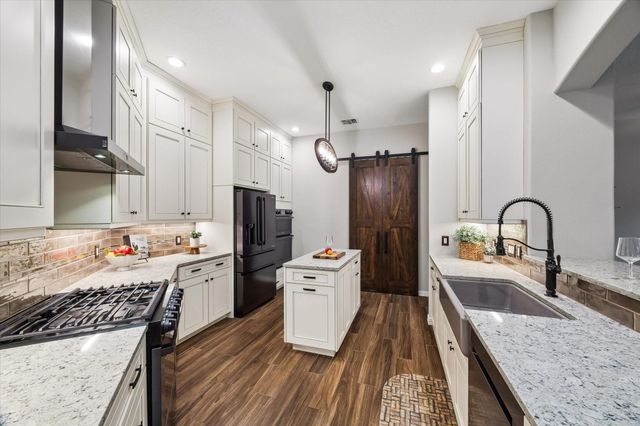 140 Greenridge Circle, League City, TX 77573