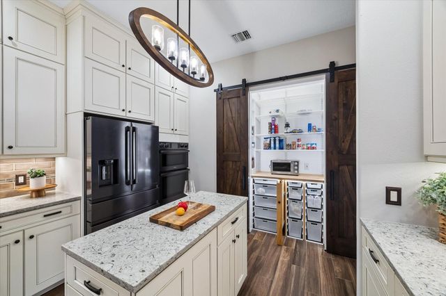 140 Greenridge Circle, League City, TX 77573