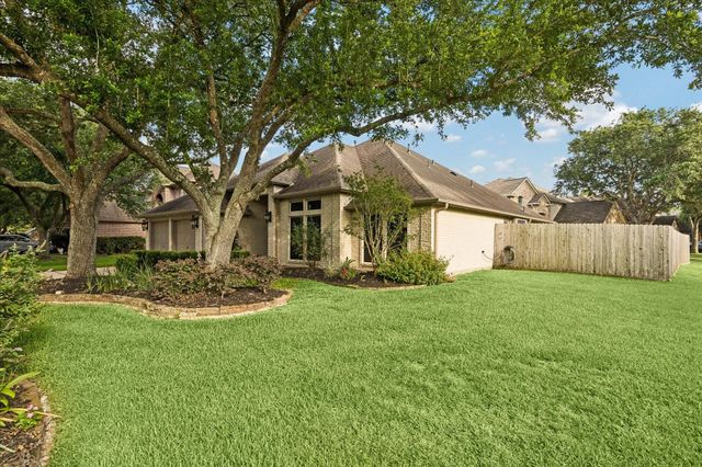 140 Greenridge Circle, League City, TX 77573