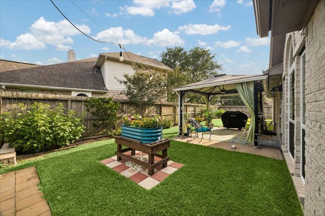 140 Greenridge Circle, League City, TX 77573